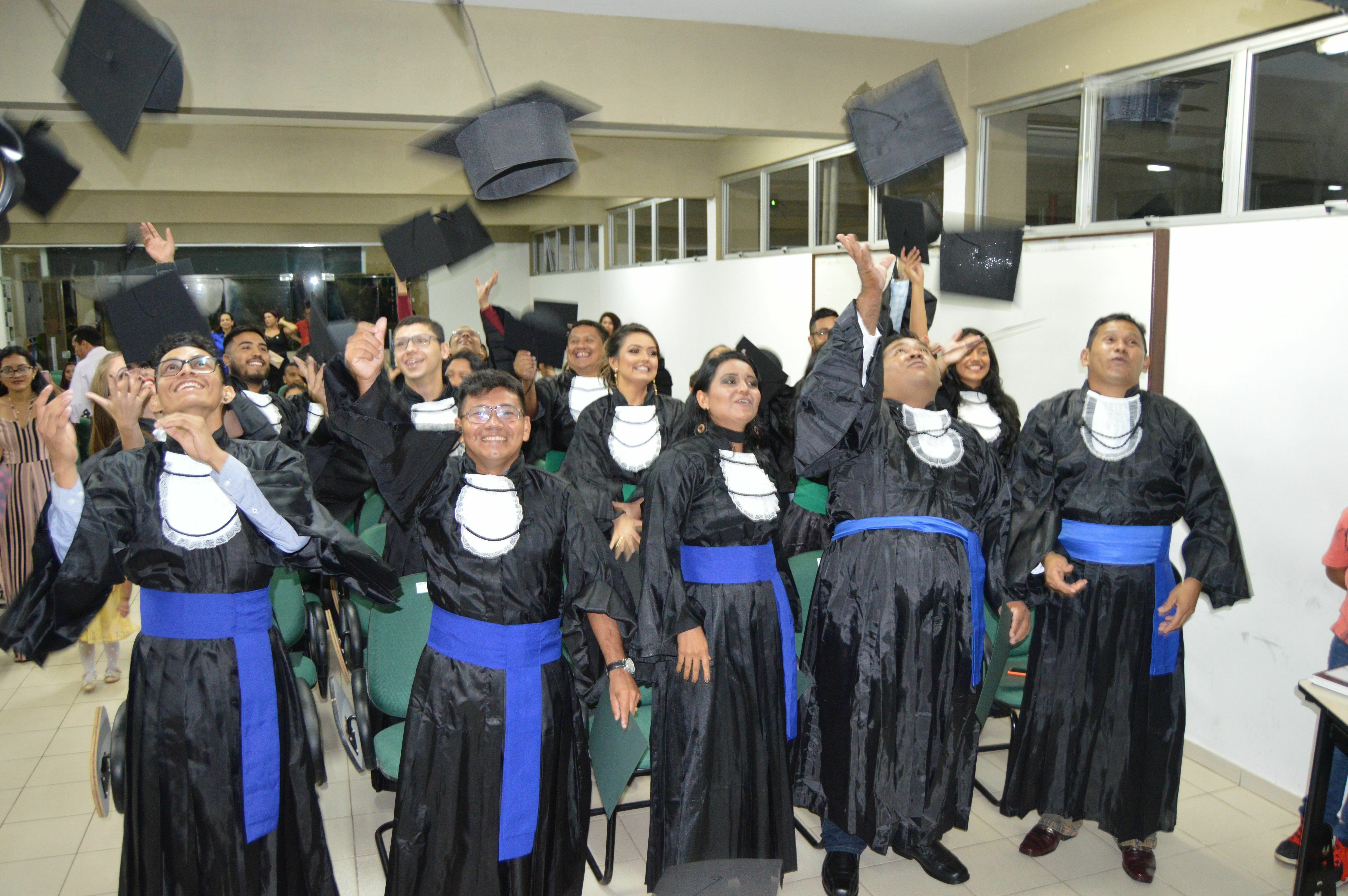 Momento simbólico da formatura é quando os recém-formados lançam seus capelos
